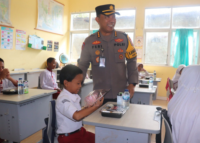 Polda Sumsel Kembali Bagikan Makan Siang Bergizi ke Ratusan Siswa SD di Palembang