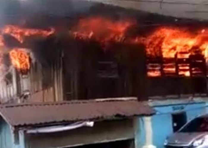 BREAKING NEWS: Rumah di Kawasan Hoktong Palembang Terbakar 