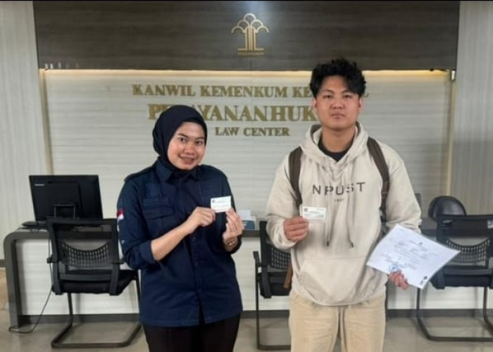 Pelayanan Lintas Negara, Kanwil Kemenkum Babel Serahkan Stiker Legalisasi Dokumen Pendidikan