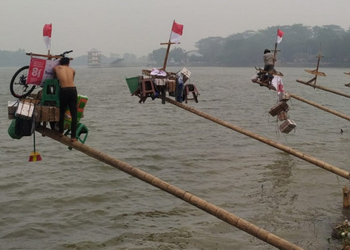 Menantang, Siap-Siap Byur!  Festival Panjat Pinang 2026, Ada yang Miring ke Danau JSC Dilumuri Sabun Colek