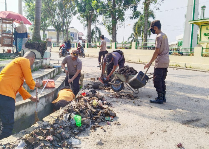 Wujudkan Program Prioritas Kapolri, Polsek Tanjung Batu Ogan Ilir Lakukan Pembersihan Sampah 