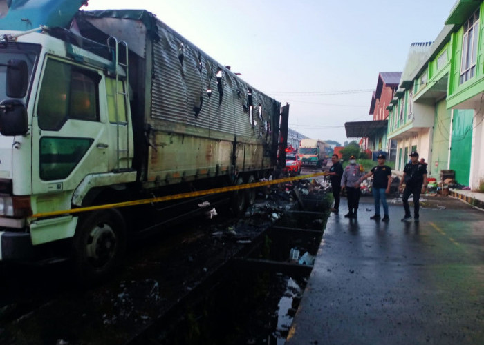 Antri Bongkar Muat Paket, Truk Ekspedisi Terbakar di Komplek Pergudangan Alang-Alang Lebar Palembang