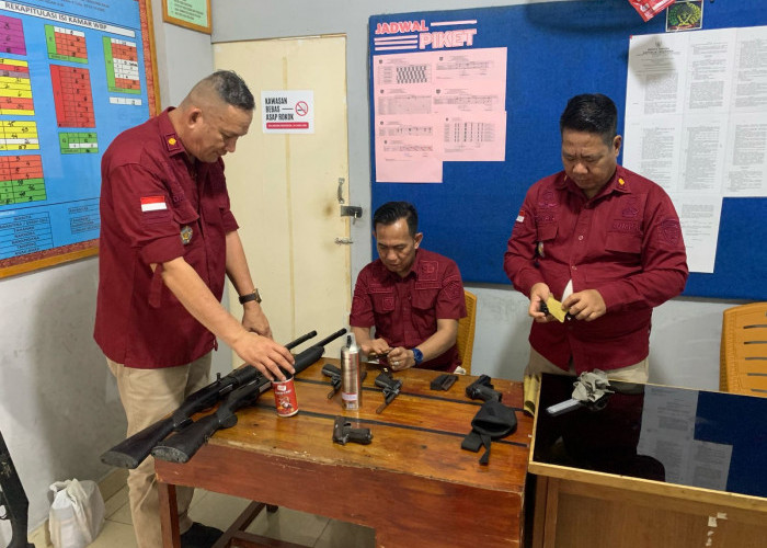 Pastikan Kondisi Prima, Lapas Tanjung Raja Ogan Ilir Lakukan Perawatan Senjata Api Secara Rutin