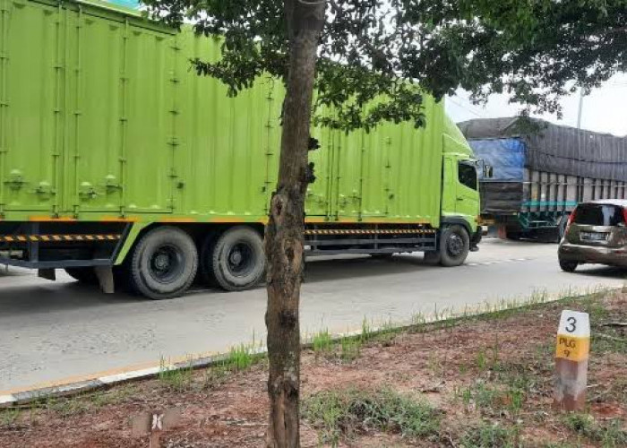 Truk ODOL Parkir Sembarang di Area Jembatan Timbang Keramasan Kertapati Palembang, Warga: Kami Was-was Pak!