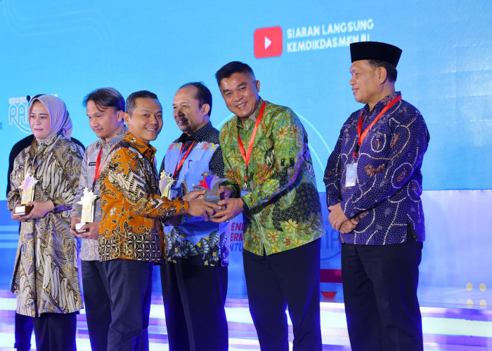 Wujud Nyata Palembang Cerdas, Sekda Aprizal Hasyim Raih Penghargaan Dari Mendikdasmen