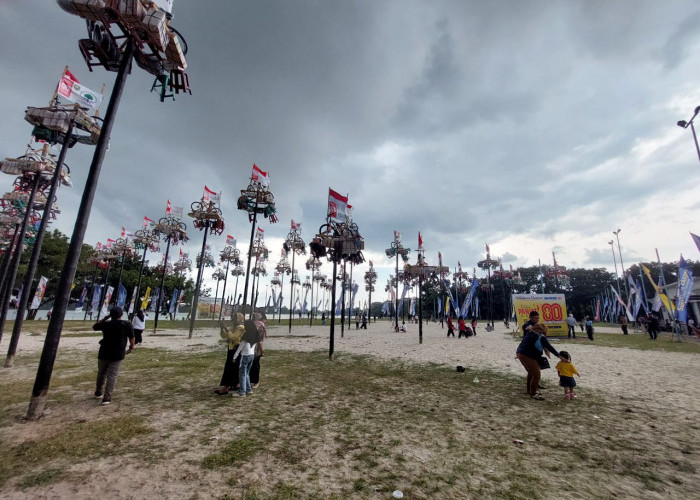 Belum Mulai, Sudah Diserbu Pengunjung, Festival Panjat Pinang 80 Pohon Sumatera Ekspres 2025 di JSC