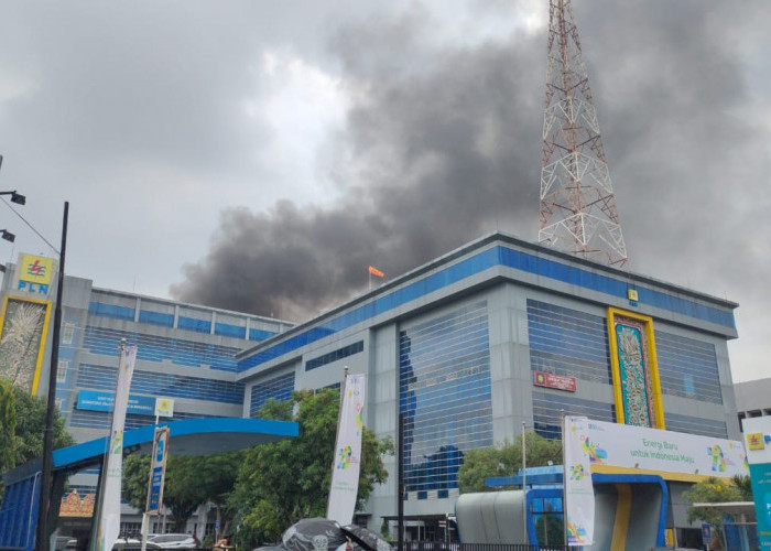 Selidiki Unsur Kelalaian Kerja, Kebakaran Hanguskan Bak Penampungan Air di Gedung PLN A Rivai Palembang