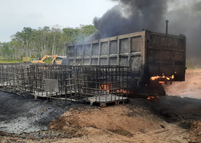 Fuso Berisi 5.000 Liter BBM Solar Terbakar dan Meledak di Lokasi Pembangunan Tol Palembang-Betung 