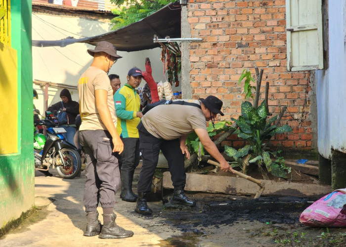 Atasi Potensi Banjir, Jajaran Polrestabes Palembang Bersama Warga Terlibat Langsung Bersihkan Lingkungan 