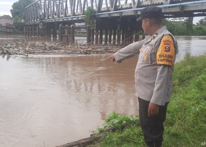 Curah Hujan Mulai Tinggi, Polsek Muara Kuang Lakukan Pengecekan Debit dan Arus Sungai Ogan