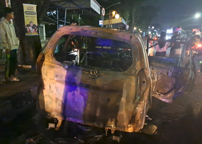 Mobil Avanza Hangus Terbakar di Depan SPBU, Diduga Angkut BBM Subsidi dengan Tangki Modifikasi
