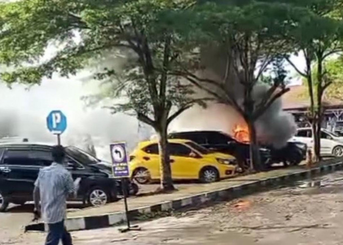 Antar Anak, Mobil Terios Terbakar di Halaman Parkir Sekolah, Diduga Korsleting