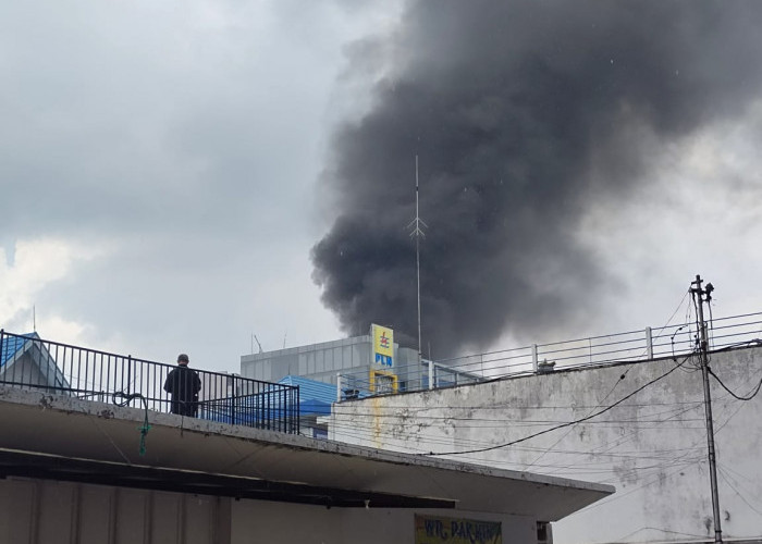 Muncul Kepulan Asap Hitam Pekat, Situasi Panik, Pegawai PLN A Rivai Palembang Berhamburan Keluar Gedung 