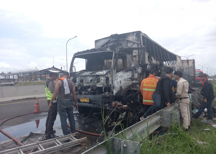 Truk Ekspedisi Terbakar di Jalan Tol Kayu Agung-Palembang, Ini Tanggapan Pihak JNE