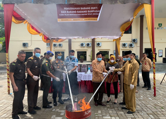 Kejari Prabumulih Musnahkan BB Narkoba, Sabu Diblender, Ganja Dibakar