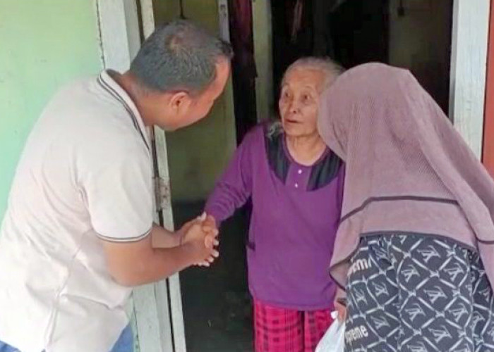 Anggota DPRD Musi Rawas Yani Yandika Berikan 400 Paket Bantuan Korban Banjir di Muara Kelingi