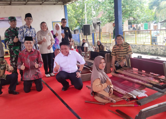 Kunjungan ke Ogan Ilir, Gubernur Sumsel Dorong Pengrajin Songket di Limbang Jaya 1 Jadi Penggerak Ekonomi Desa
