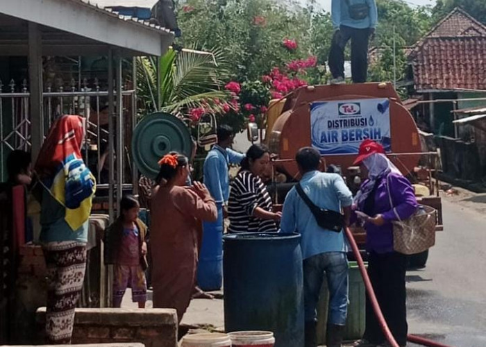 Kemarau, PT Tel Distribusikan Air Bersih di Beberapa Desa