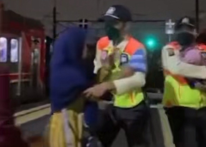 Viral Video Ibu Hendak Buang Bayinya di Rel Kereta, 2 Petugas Keamanan PT KAI Gercep Melakukan Penyelamatan