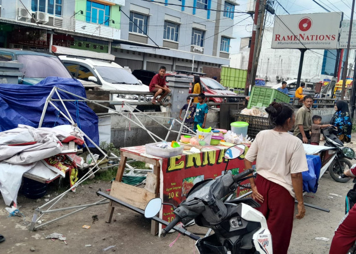 Pengendara Wanita Tabrak PKL di Palembang, Ayam Geprek dan Roti Berhamburan, 2 Pedagang Dilarikan ke RS