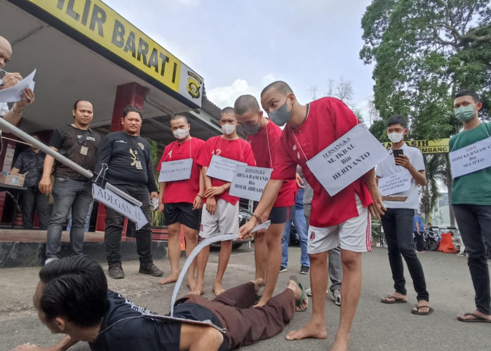 4 Tersangka Dalam Tawuran di Jalan Demang Lebar Daun Palembang Peragakan Pembacokan Sadis Secara Bergantian