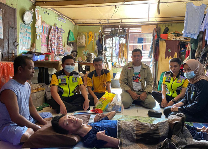 Sie Dokkes Polres Ogan Ilir Berikan Paket Sembako untuk Pasien Bed Rest di Hari Jumat Barokah