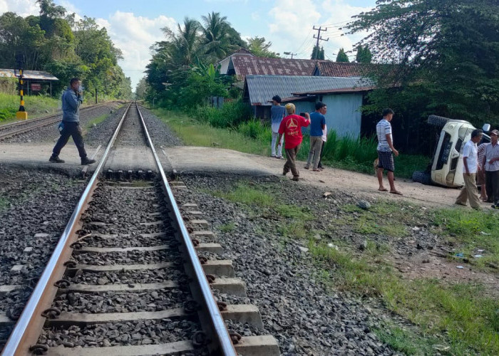 Bokong Strada Dihantam Kereta Api Tujuan Palembang-Muara Enim