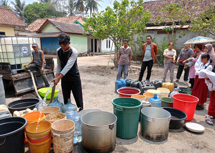 Ogan Ilir Dilanda Kekeringan, Seorang Pemuda di Tanjung Raja Berinisiatif Salurkan Bantuan Air Bersih