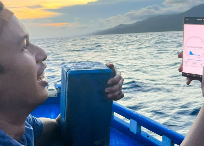 Kini Nelayan Bisa Pakai HP Di tengah laut Karena Telkomsel