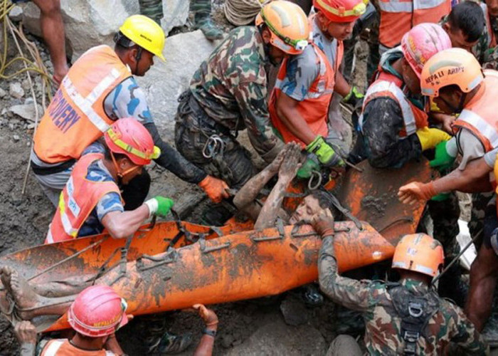 Subhanallah... 9 Hari Terjebak Dalam Lumpur, 2 Warga Nepal Berhasil Dievakuasi dengan Selamat