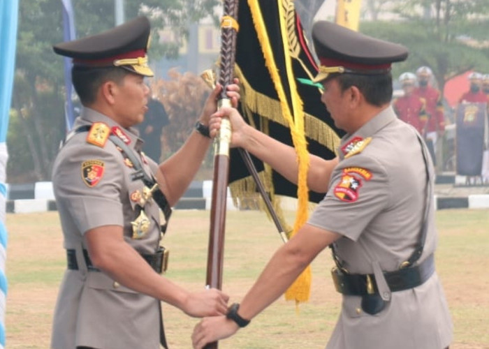 Resmi Pimpin Polda Sumsel, Rony Samtana Terima Pataka Atidhira Wirabakti dari Sandi Nugroho