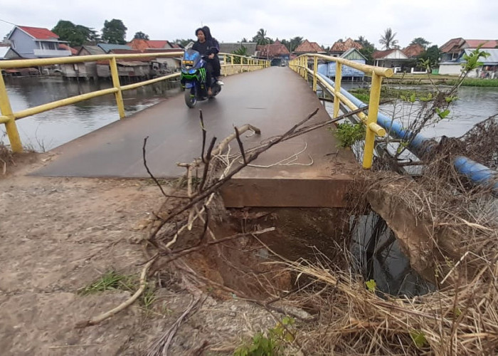 Tanah Pondasi Ambles, Oprit Jembatan Penghubung Tanjung Seteko-Sakatiga Ogan Ilir Kini Berlubang