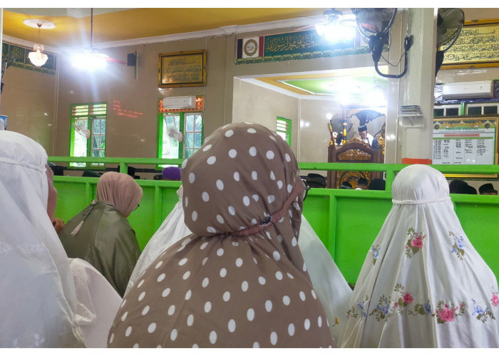 Rintik Hujan Iringi Pelaksanaan Sholat Idul Adha 1446 H di Masjid Agung Desa Epil Muba Lebih Khidmat