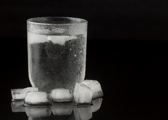 Benarkah Minum Air Dingin Bisa Bikin Badan Gemuk? Cek Faktanya 