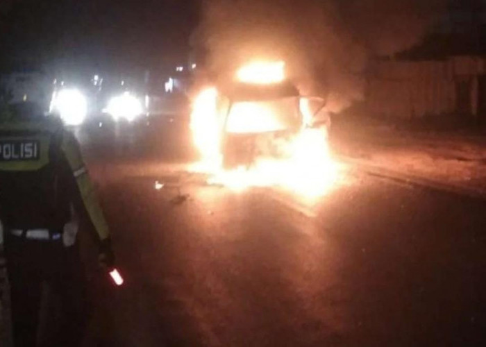 Ditabrak Truk, Minibus Hangus Terbakar di Jalintim Palembang-Betung
