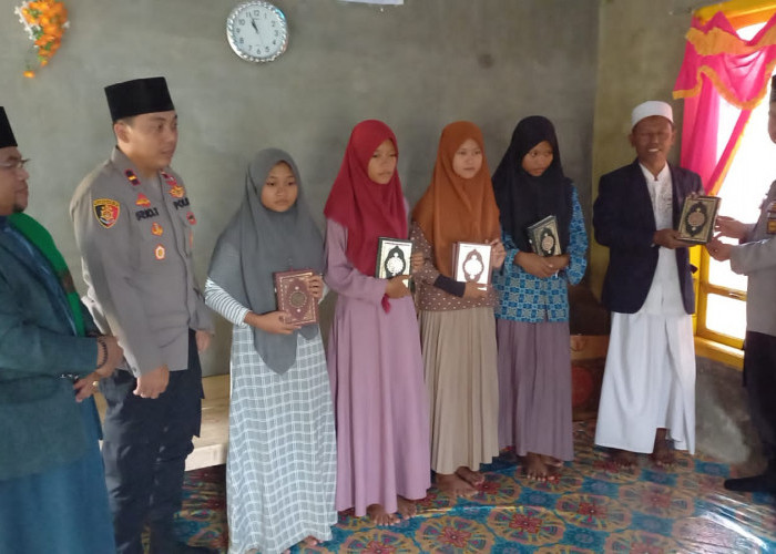 Polsek Air Sugihan, OKI Wakafkan 200 Al-Quran ke Pondok Pesantren Darul Mu'kamah