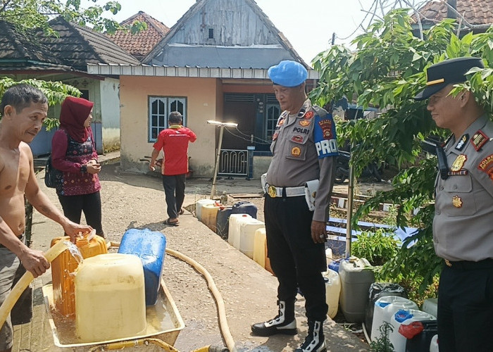 7.000 Liter Air Bersih Disalurkan ke Muba, 100 KK di Lumpatan II Terima Bantuan Polda Sumsel