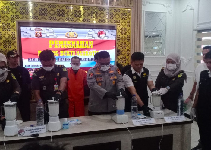 Satres Narkoba Polrestabes Palembang Musnahkan Barang Bukti dari Tangan Tiga Orang Tersangka 