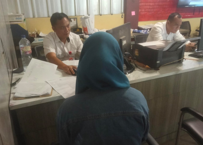 Tak Senang Ditegur Teman Sekerja, Pegawai Toko Ini Ajak Kakak Hajar Koleganya Sampai Memar  