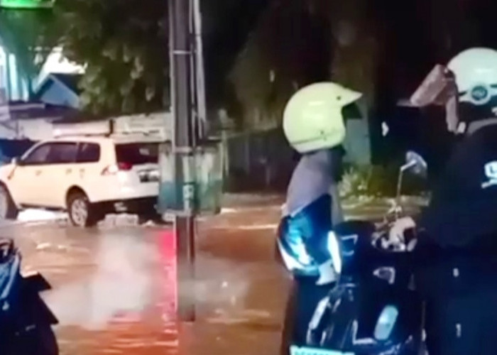 Lebaran Ketiga Palembang Dikepung Banjir! Warga Terjebak dan Kendaraan Banyak Mogok