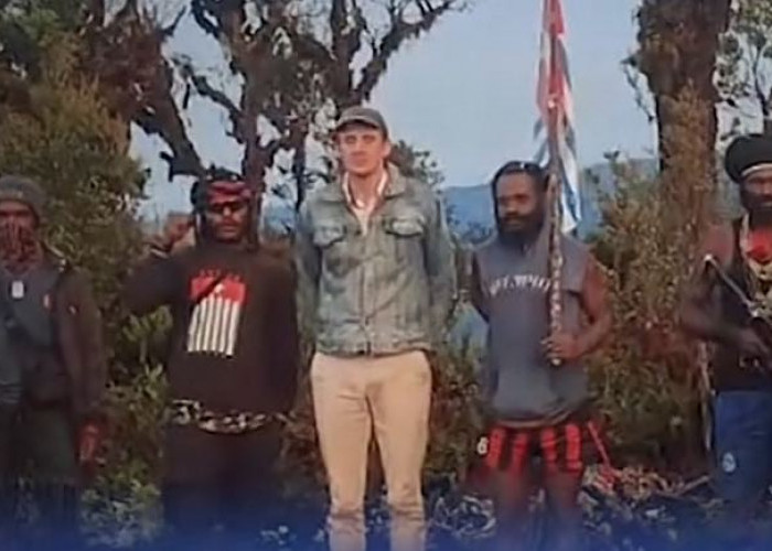 Beredar Video Capten Philips Max Diapit Gerombolan Panglima Papua, Minta Pemerintah RI Akui Kemerdekaan Mereka
