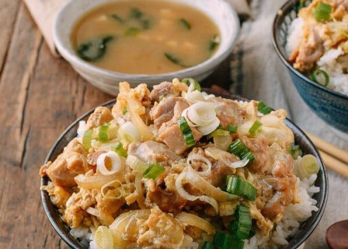 Praktis! Resep Oyakodon Makanan Khas Jepang Sajian Ayam dan Telur Dadar di Rice Bowl 