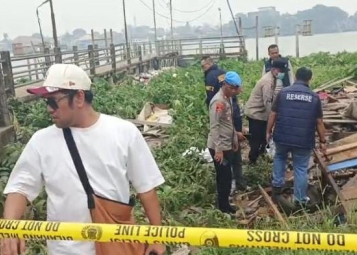4 Gubuk Penikmat Narkoba di Tepian Sungai Musi Diratakan Ratusan Polisi