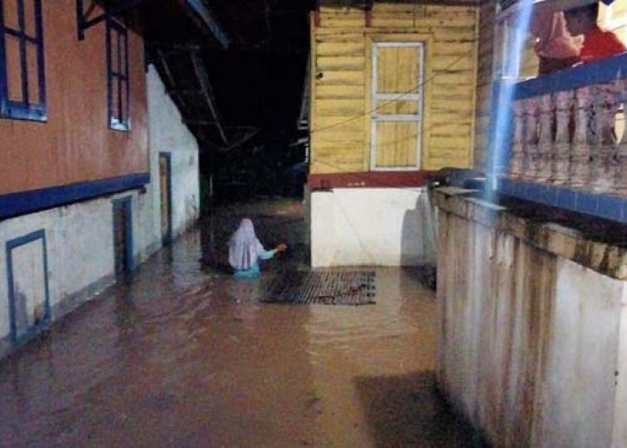Banjir Setinggi Pinggang Orang Dewasa di Lahat Bercampur Lumpur Hitam