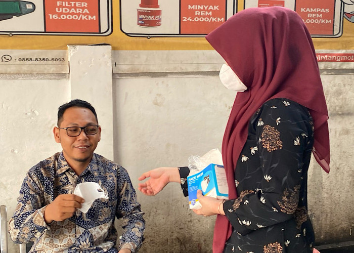 AHASS Sumsel Bagikan Masker Gratis di Tengah Kabut Asap