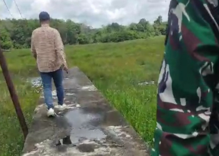 Jalan Cor Penghubung Menuju Sekolah di Kayuagung Putus