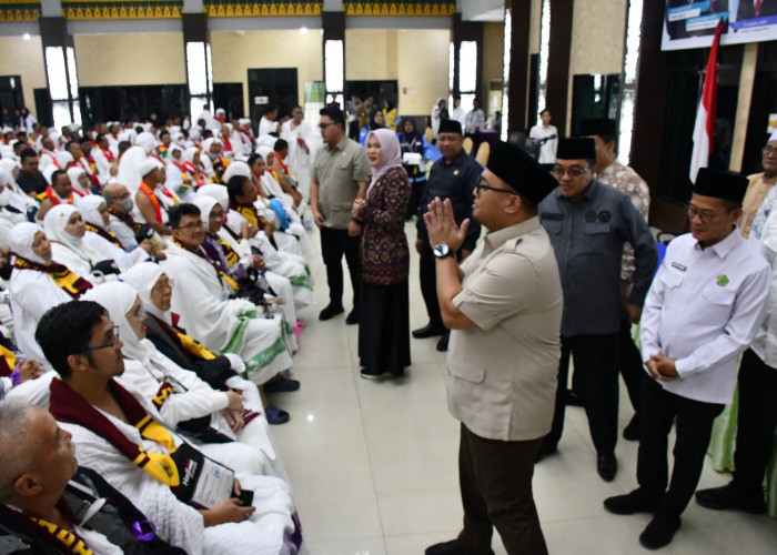 Kloter 14 Embarkasi Palembang Dilepas, Wakil Kepala BP Haji Sampaikan Salam Presiden Prabowo ke Jemaah Haji