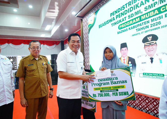 Senyum Bahagia Warnai Penyerahan Beasiswa Baznas Muba