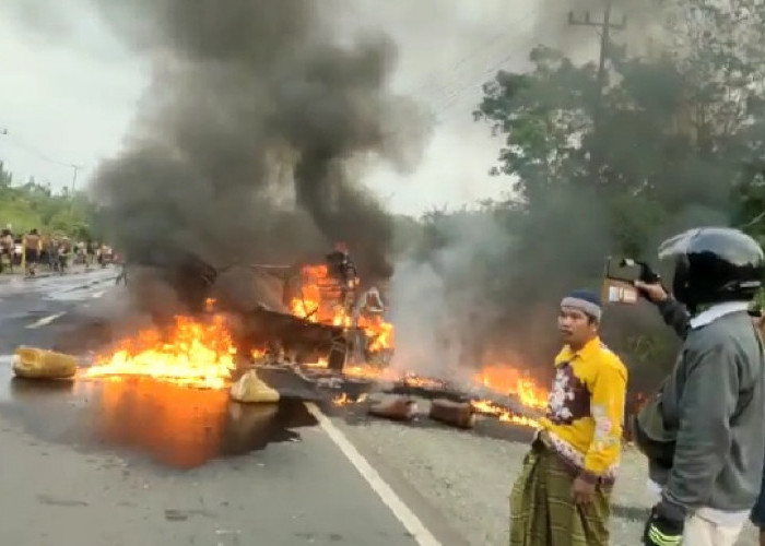 Beredar Video Mobil Muatan Minyak Meledak dan Terbakar di Jalinsum Muratara, Begini Kata Polisi