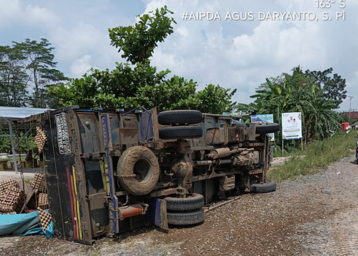 Sopir Diduga Mengantuk, Truk Bermuatan Telur Terbalik di Tikungan Bumi Agung Jalintim OKI